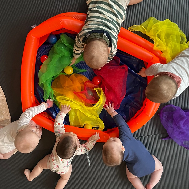 Kleinkinder spielen in einem kleinen Planschbecken mit bunten Bällen und Tüchern · Abenteuer Bindung · Sandra Bäthge in Magdeburg